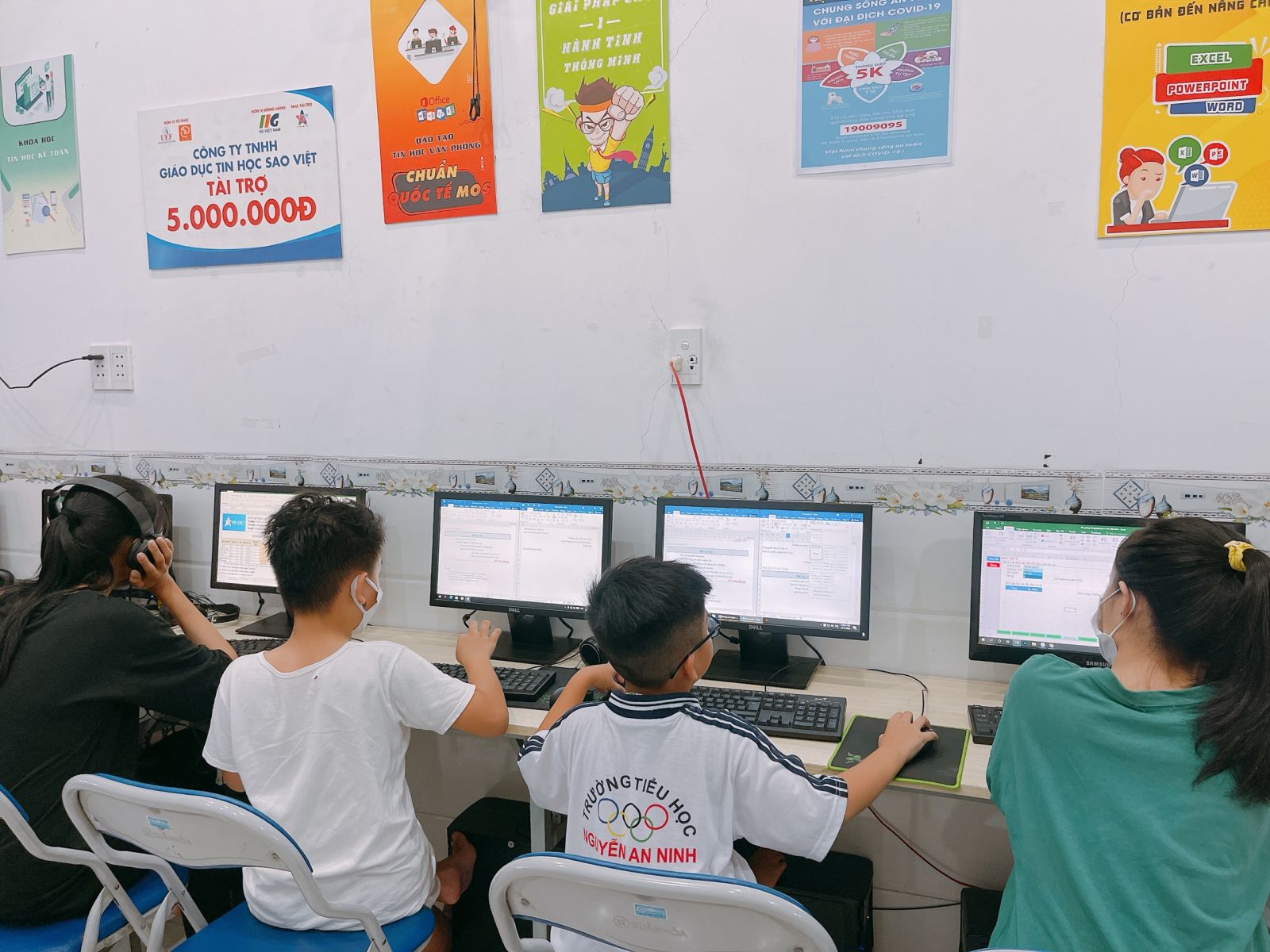 hình lớp học lập trình trẻ em