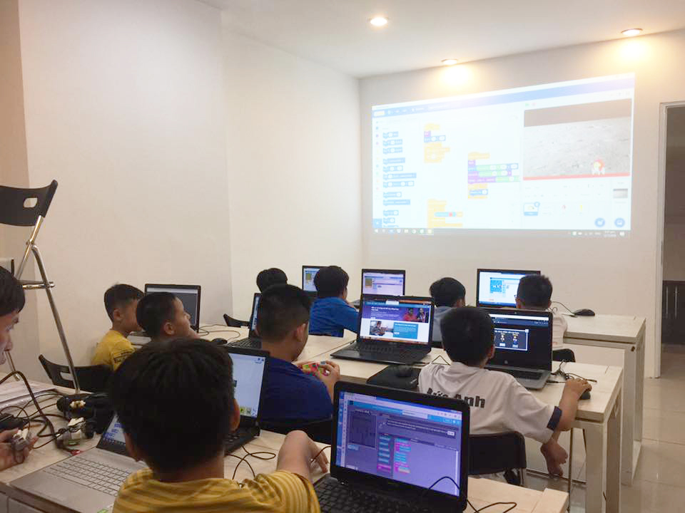 hình ảnh giảng dạy phương pháp lập trình trẻ em tại Tin Học Sao Việt
