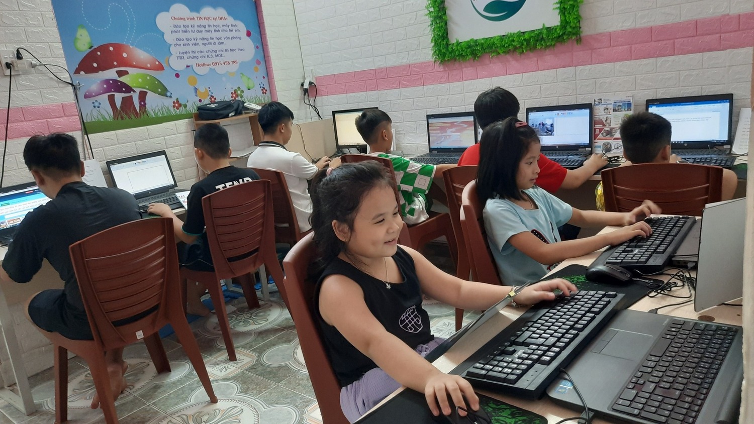 hình ảnh các em học lớp lập trình tại Thuận An