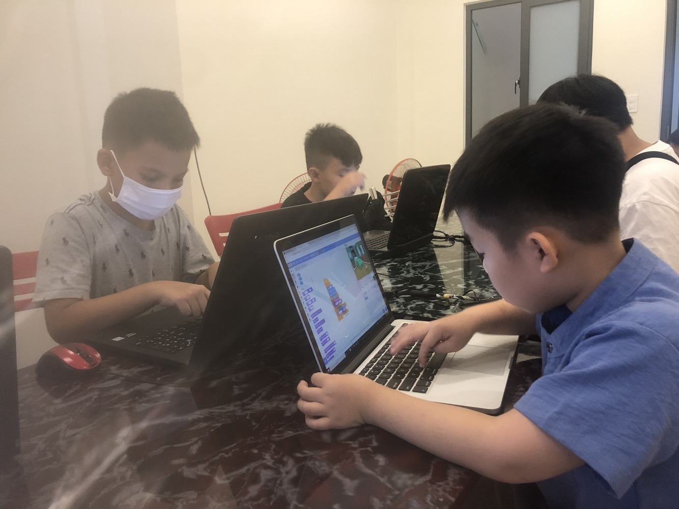 hình ảnh lớp học lập trình tại Thủ Dầu Một