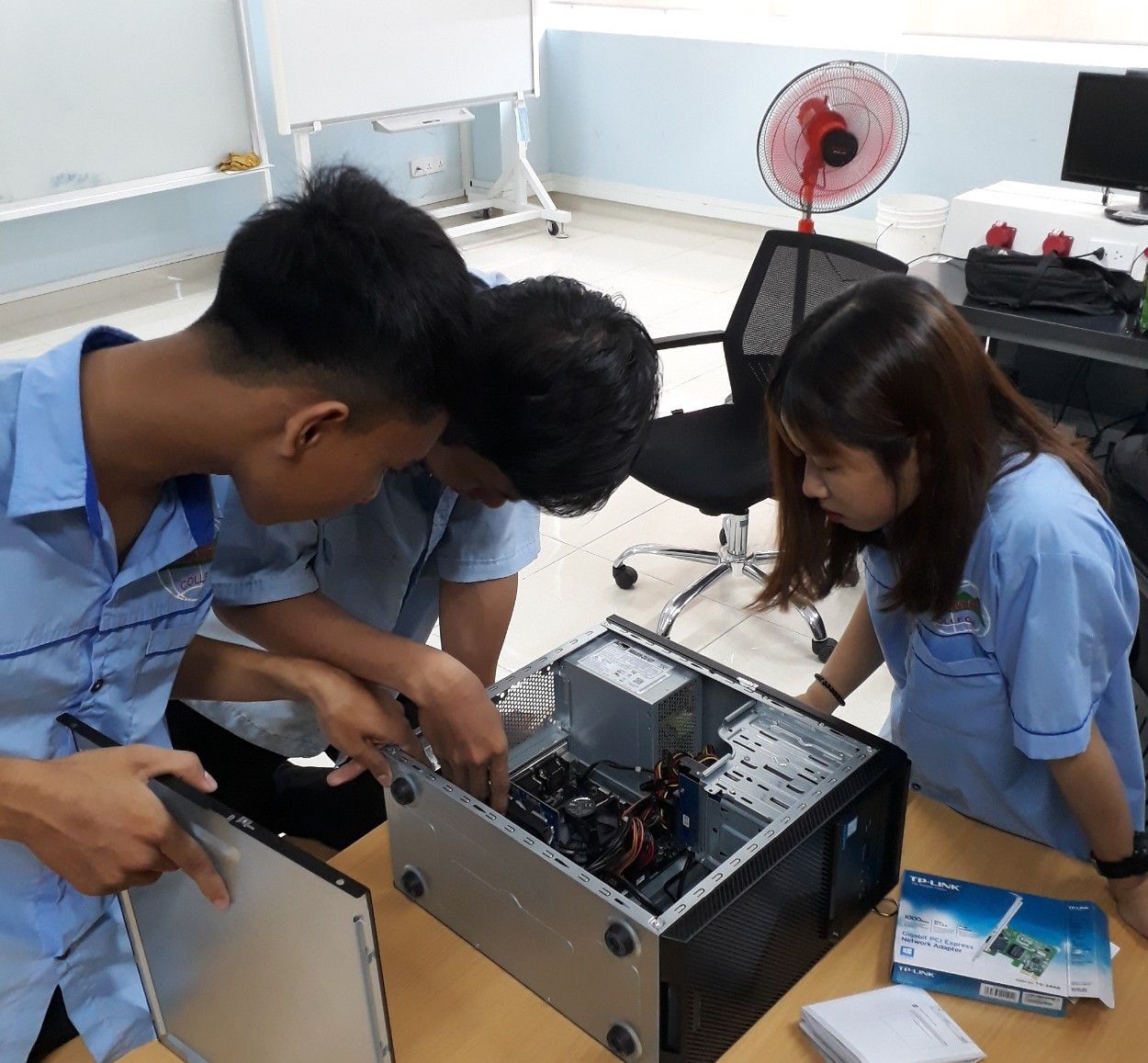 học kỹ thuật viên máy tính