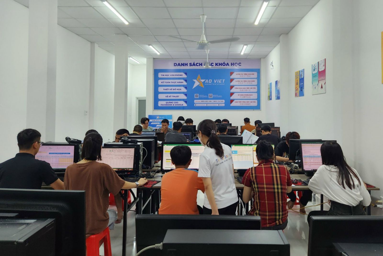 Học Hành Chính Nhân Sự Tại Quận 1