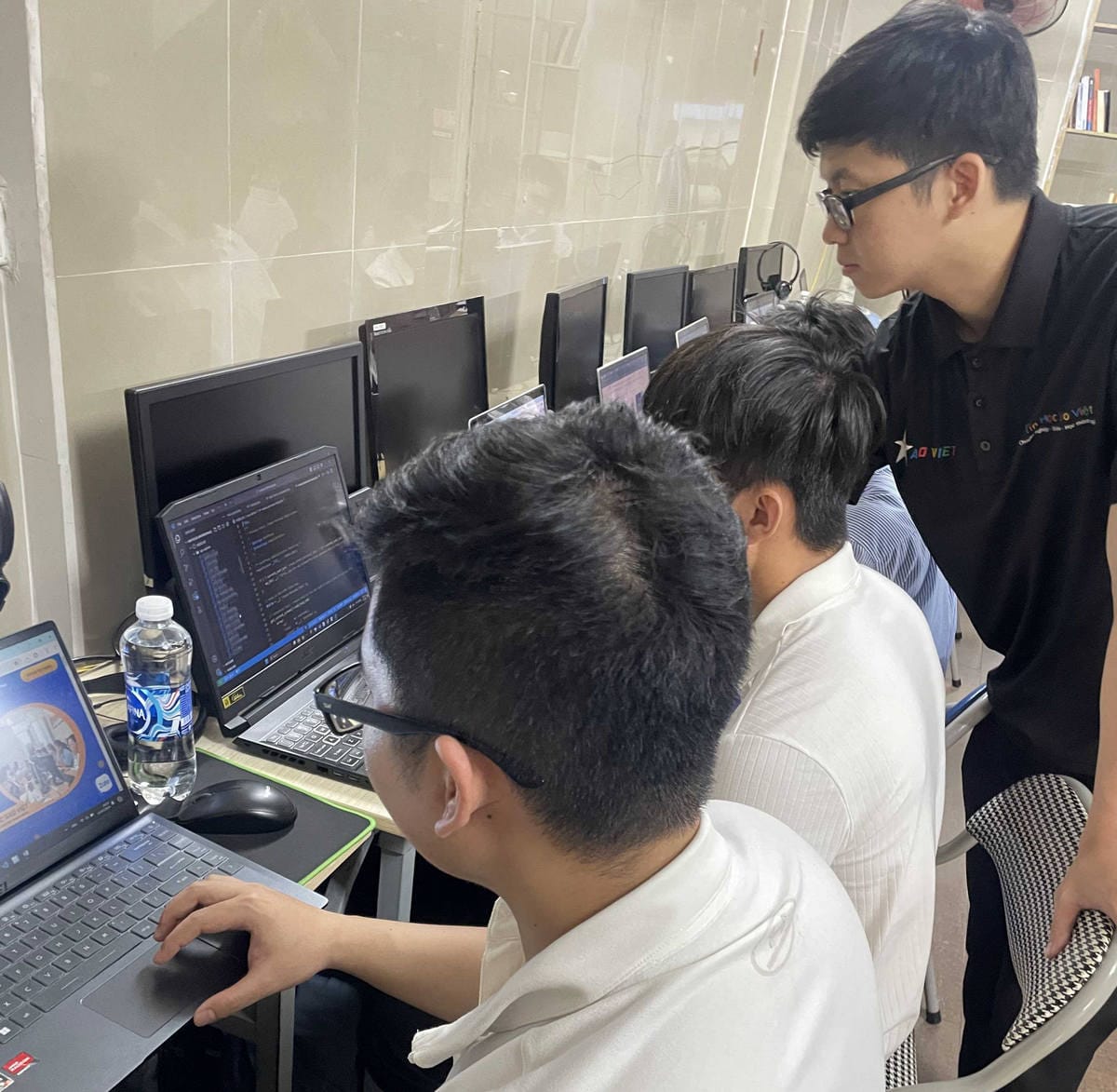 Những bạn nào nền cần học 1 kèm 1 tại nhà