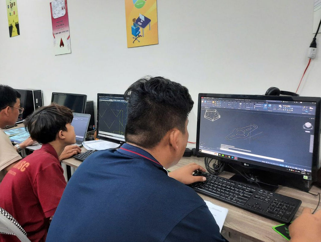 học viên học autocad trong chương trình học thiết kế nội thất tại Thủ Dầu Một