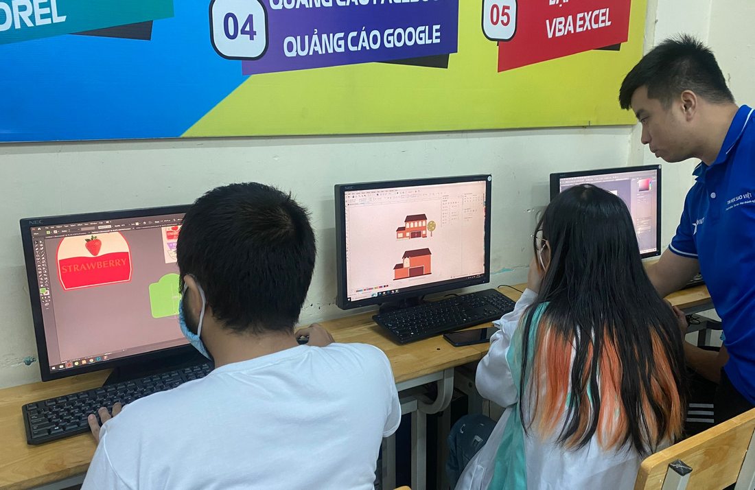 giáo viên hướng dẫn học viên trên phần mềm Illustrator