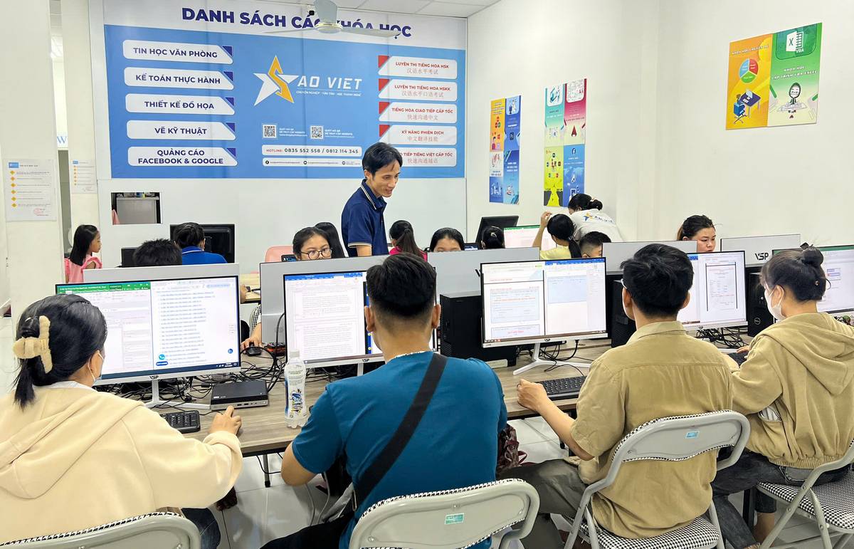 học viên luyện thi chứng chỉ tin học tại bình tân