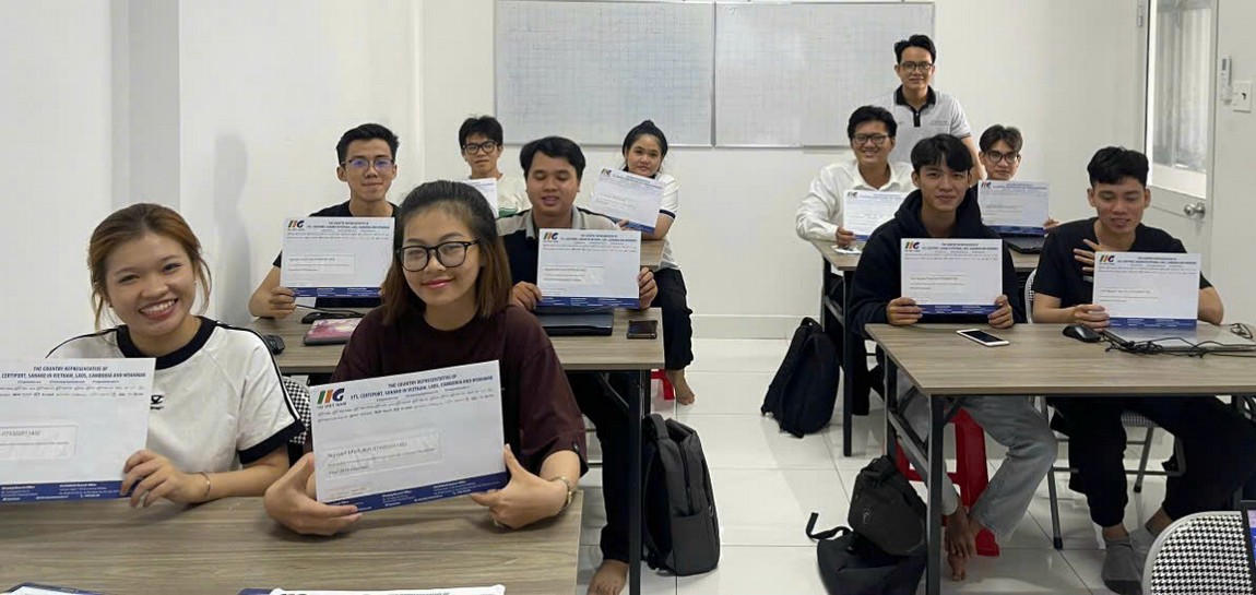 học viên nhận chứng chỉ sau khóa luyện thi MOS tại Bình Tân