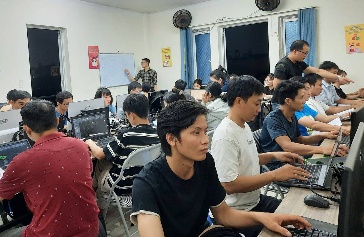 Học viên trong khóa học AI tại quận 7