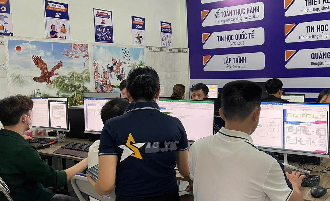 Học Viên Trong Khóa Học AI Tại TP Thủ Đức