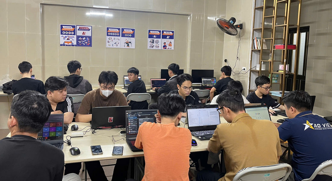 học viên trong khóa học AI ở Thuận An