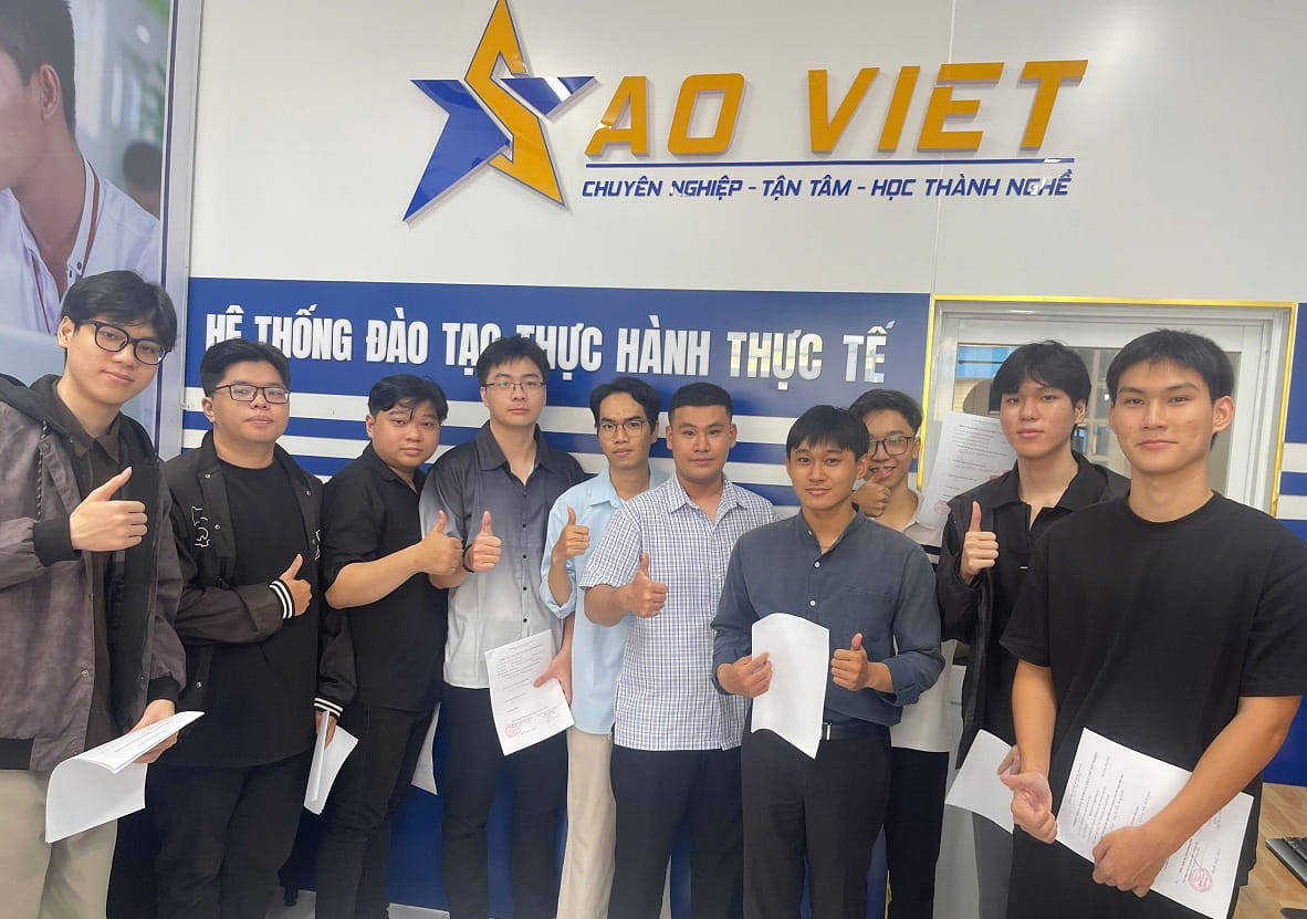 Trao kết quả thực tập tại Tin Học Sao Việt