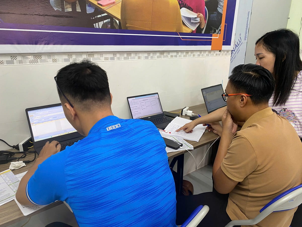 Gia sư dạy sử dụng máy tính cho người lớn tuổi