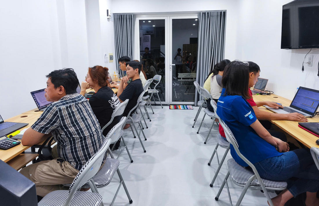 Học viên khóa học chứng chỉ AI văn phòng tại TP HCM