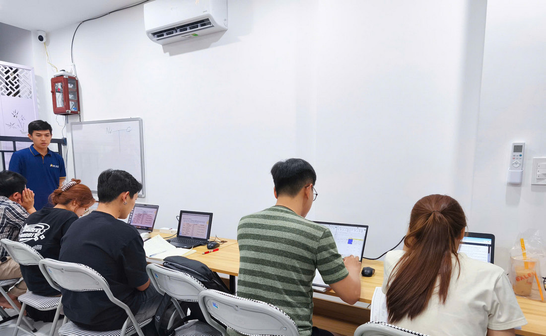 những học viên đang học chứng chỉ AI văn phòng