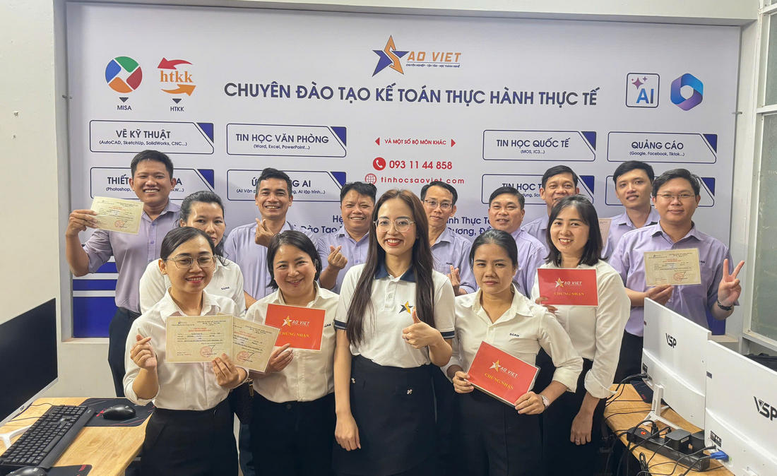Học viên nhận chứng chỉ khóa học AI online tại Tin Học Sao Việt