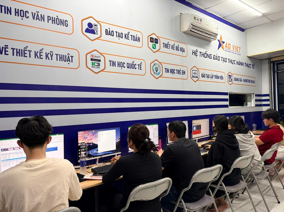 So sánh tự mày mò học AI với tham gia khóa học bài bản tại Tin Học Sao Việt