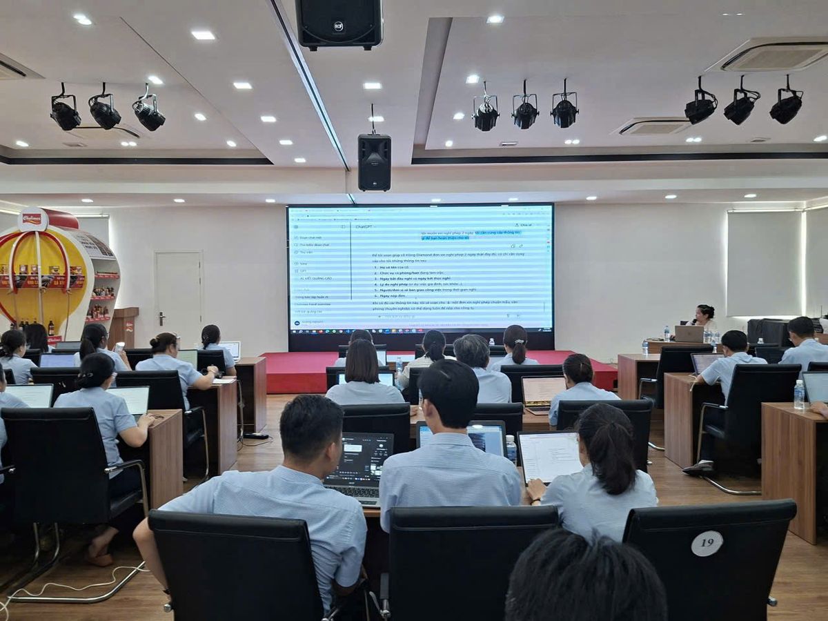 Giảng viên Tin học Sao Việt hướng dẫn kỹ thuật Prompt Engineering cho đội ngũ Cholimex