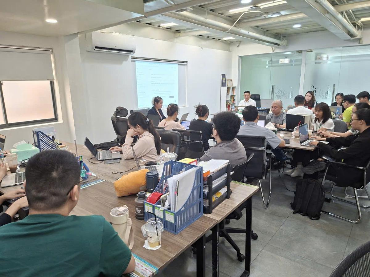 Giảng viên Tin học Sao Việt hướng dẫn kỹ thuật Prompt cho đội ngũ Cái Lò Nướng