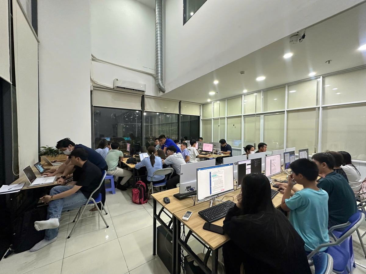 Học viên thực hành khóa học AI cơ bản cho người đi làm tại Sao Việt