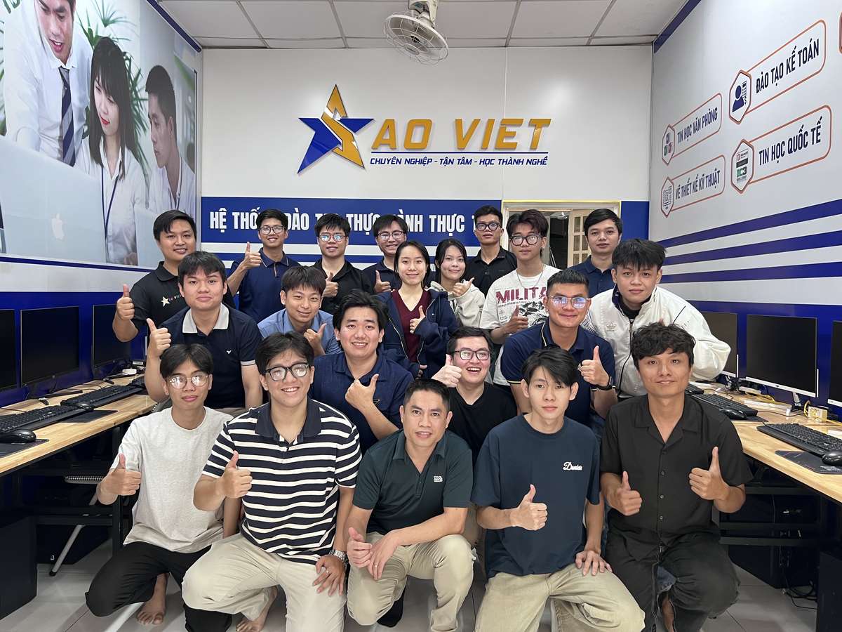 Ảnh tập thể thực tập sinh và đội ngũ Tin học Sao Việt tại buổi tổng kết