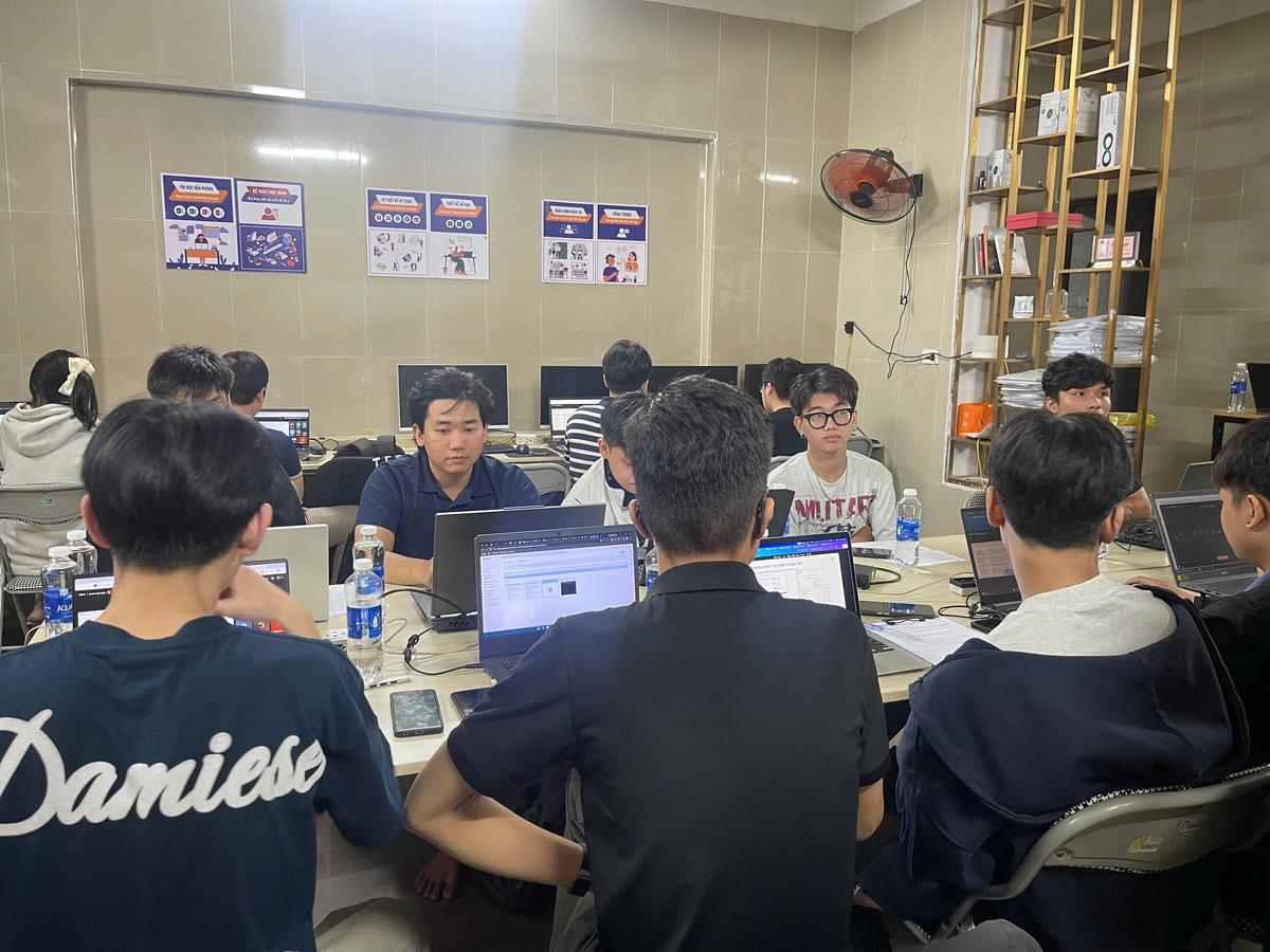 Sinh viên thực tập demo sản phẩm AI Automation tại Tin học Sao Việt