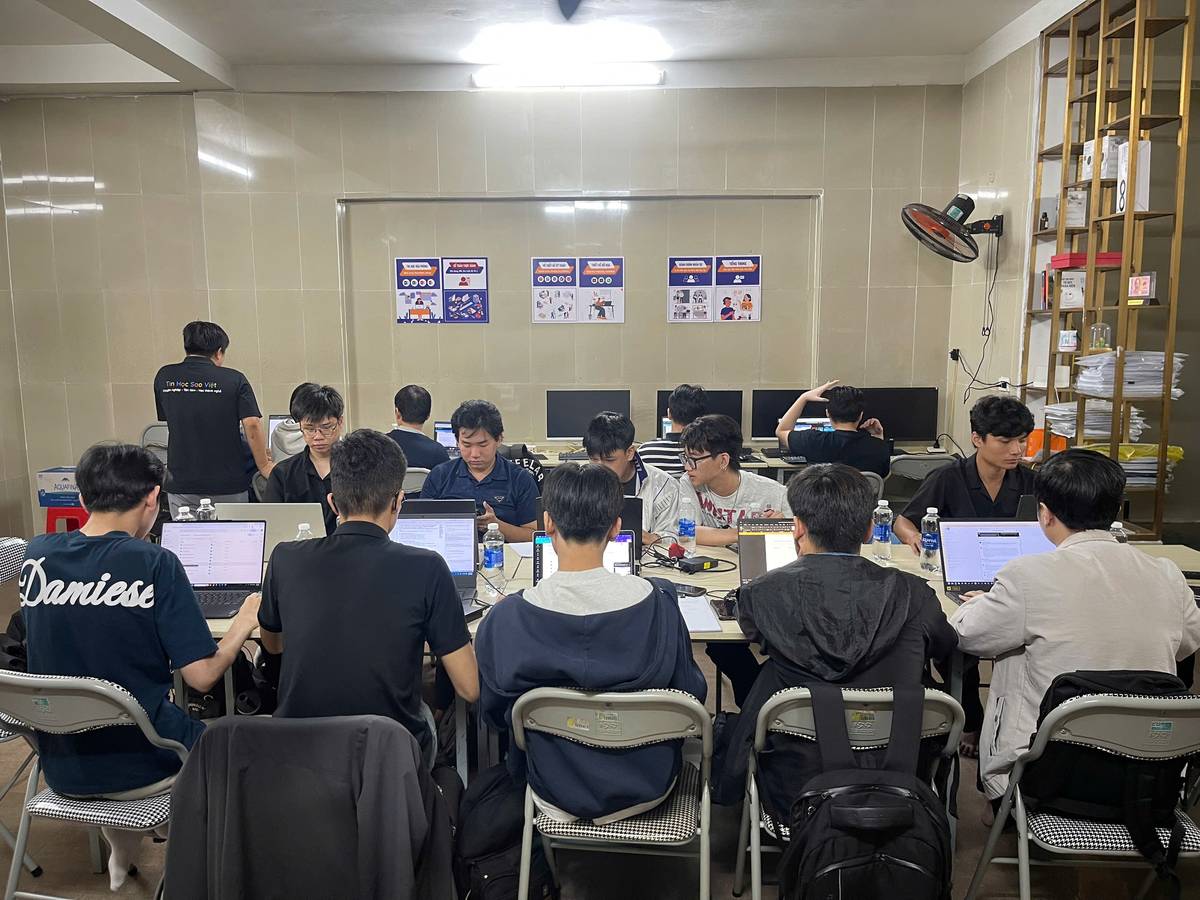 Không khí vui vẻ cuối chương trình thực tập sinh tại Tin học Sao Việt