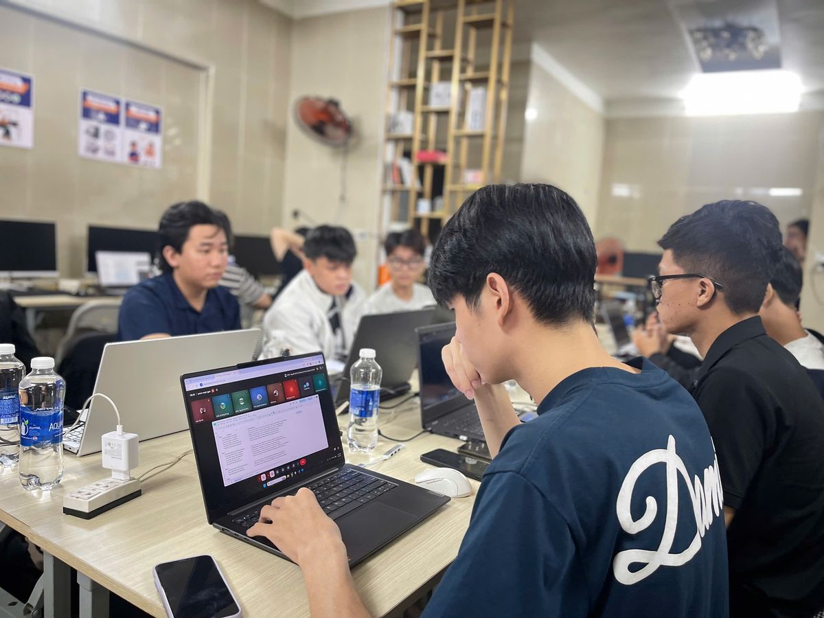 Mentor Tin học Sao Việt hướng dẫn thực tập sinh thực hành dự án