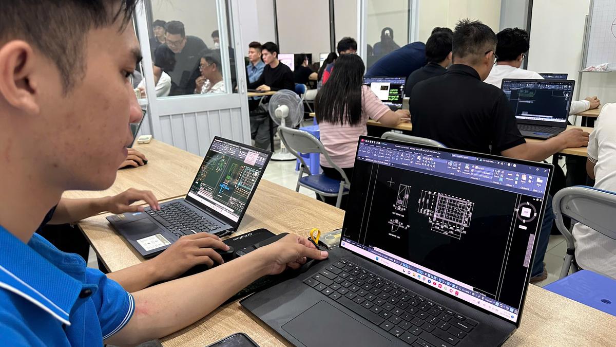 Học viên thực hành thiết kế nội thất tại Tin học Sao Việt