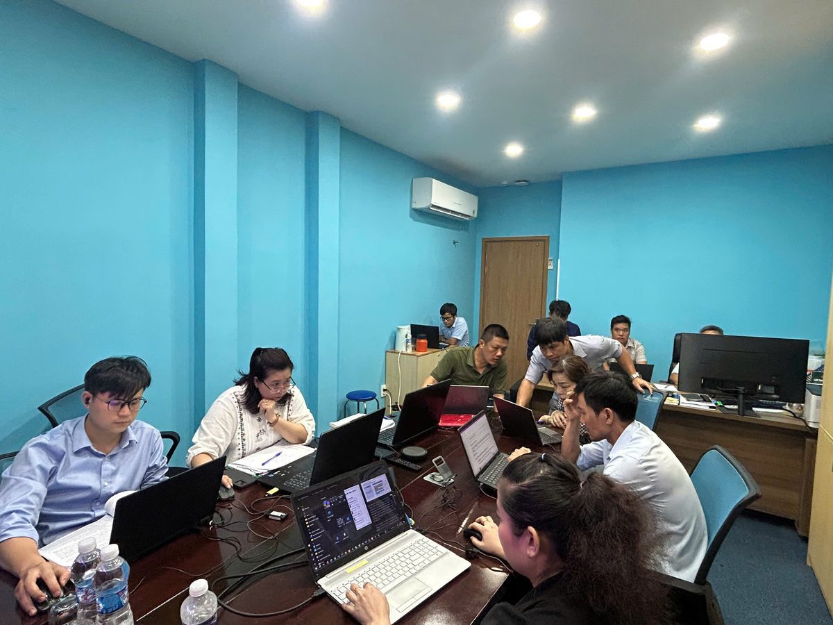 Học viên phân tích dữ liệu dự án bằng công cụ AI tại Công ty TNHH Tư vấn Thiết kế Xây dựng Nhật Minh
