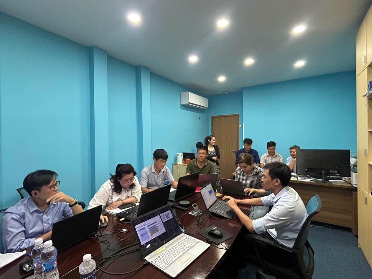 Hướng dẫn học viên Công ty TNHH Tư vấn Thiết kế Xây dựng Nhật Minh ứng dụng AI ngay tại bàn thực hành