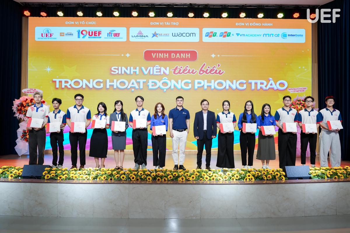 Đại diện Tin Học Sao Việt cùng UEF vinh danh sinh viên tiêu biểu trong hoạt động phong trào