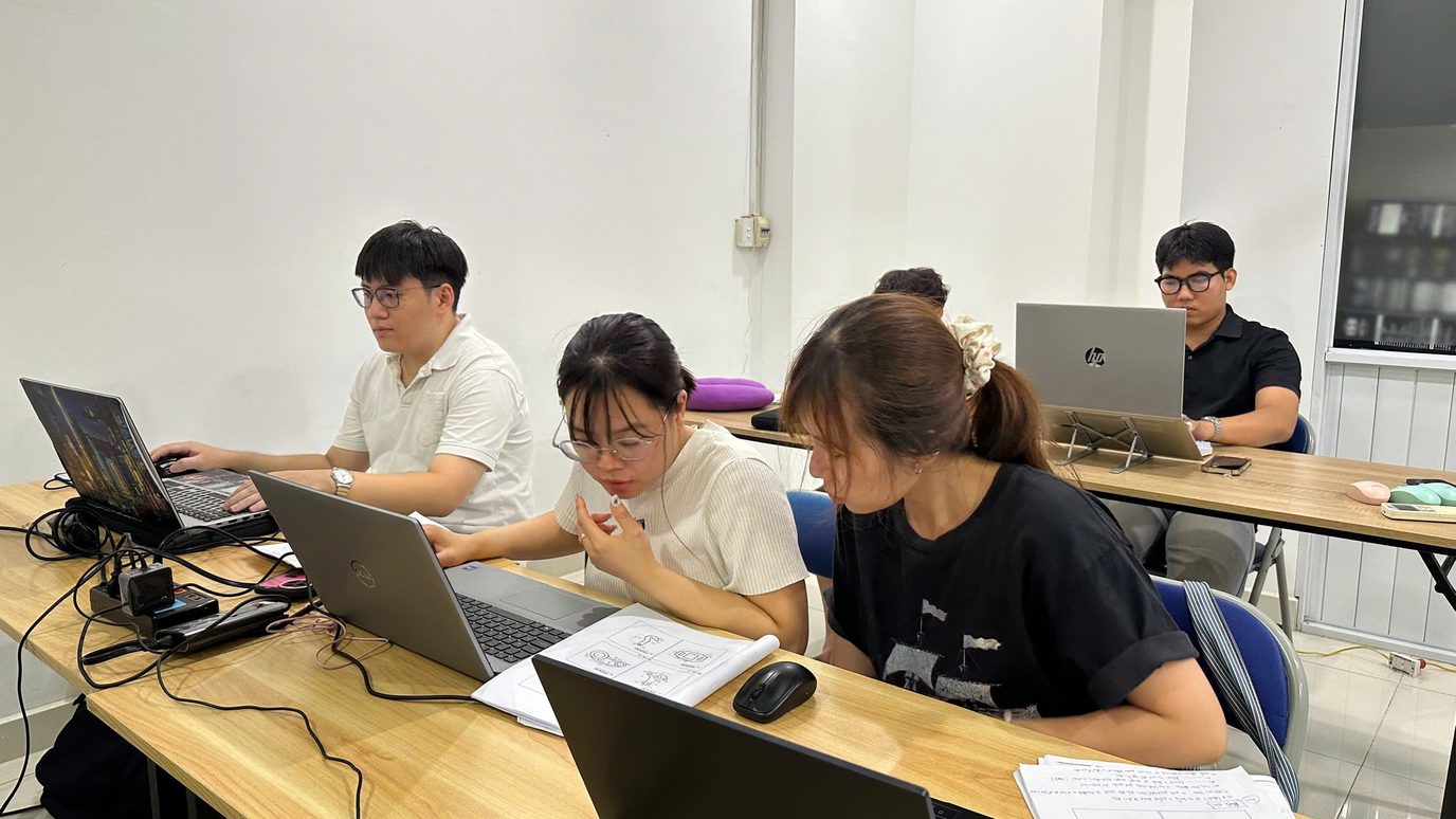 Học viên thực hành trên máy tính trong phòng học có nhận diện Sao Việt