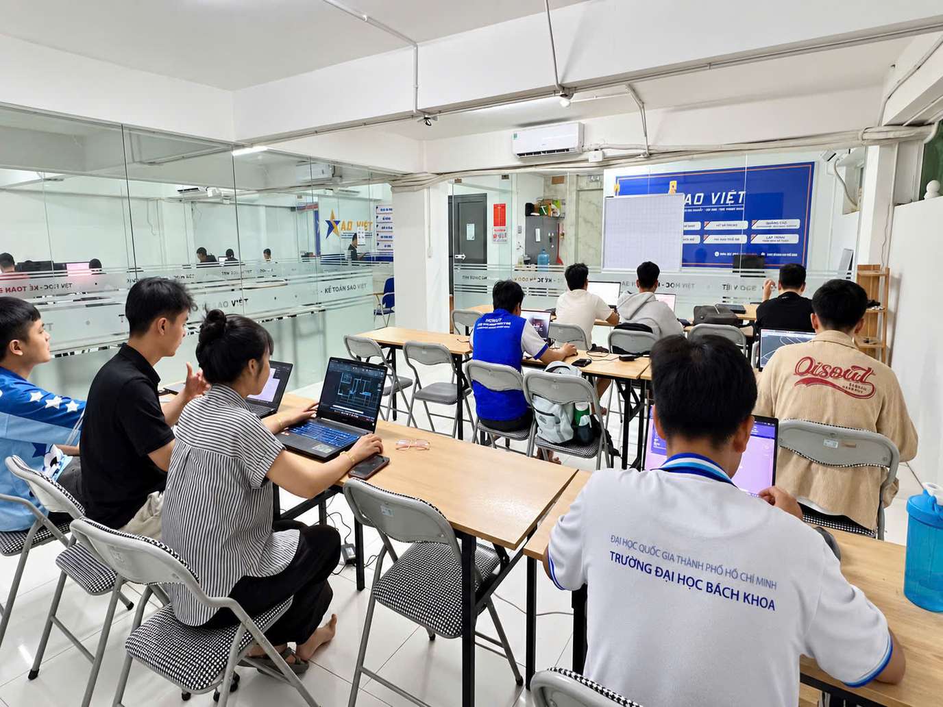 Học viên thực hành trên dãy máy tính trong phòng học