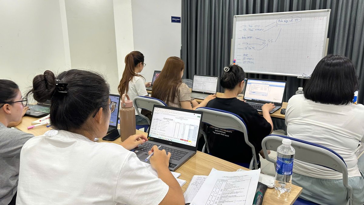 Học viên thực hành kế toán trên MISA và Excel