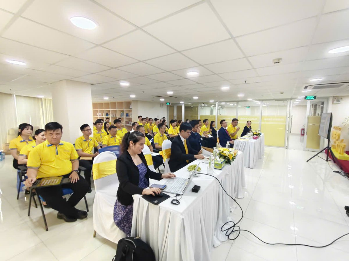 Toàn cảnh học viên Nam Á AMC thực hành công cụ AI tại lớp