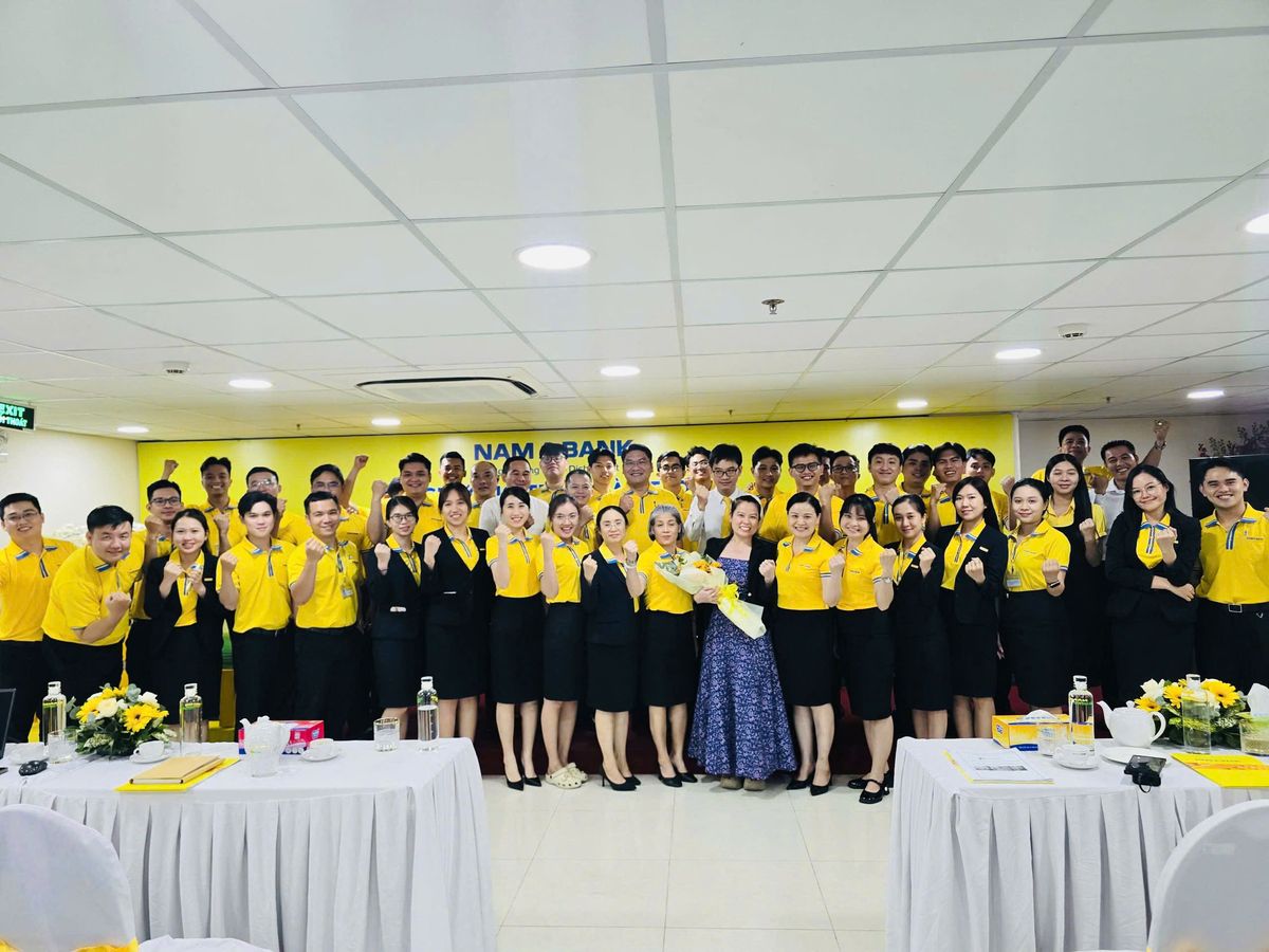 Đội ngũ Nam Á AMC giao lưu cùng giảng viên sau khóa học AI