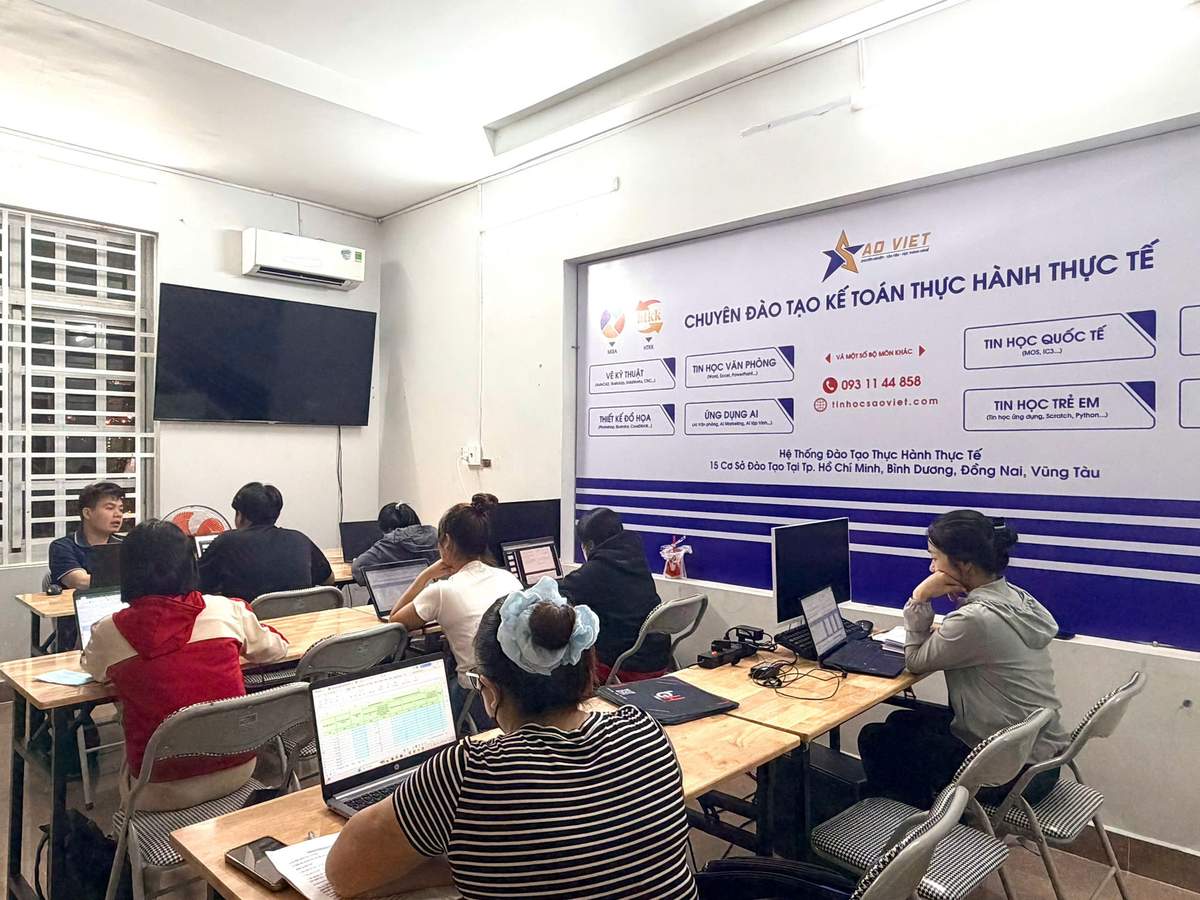 Đội ngũ giáo viên Tin học Sao Việt tại Bình Dương