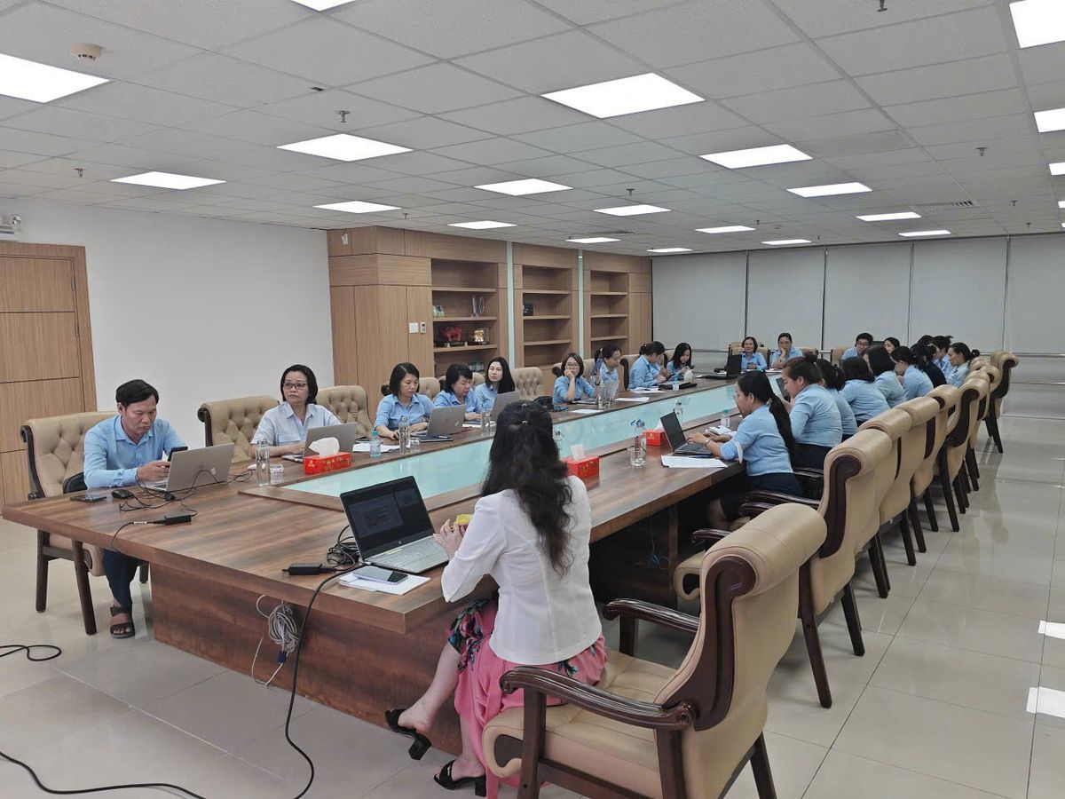 Giảng viên và học viên trao đổi trong khóa học AI tại VietinBank Chi nhánh 7