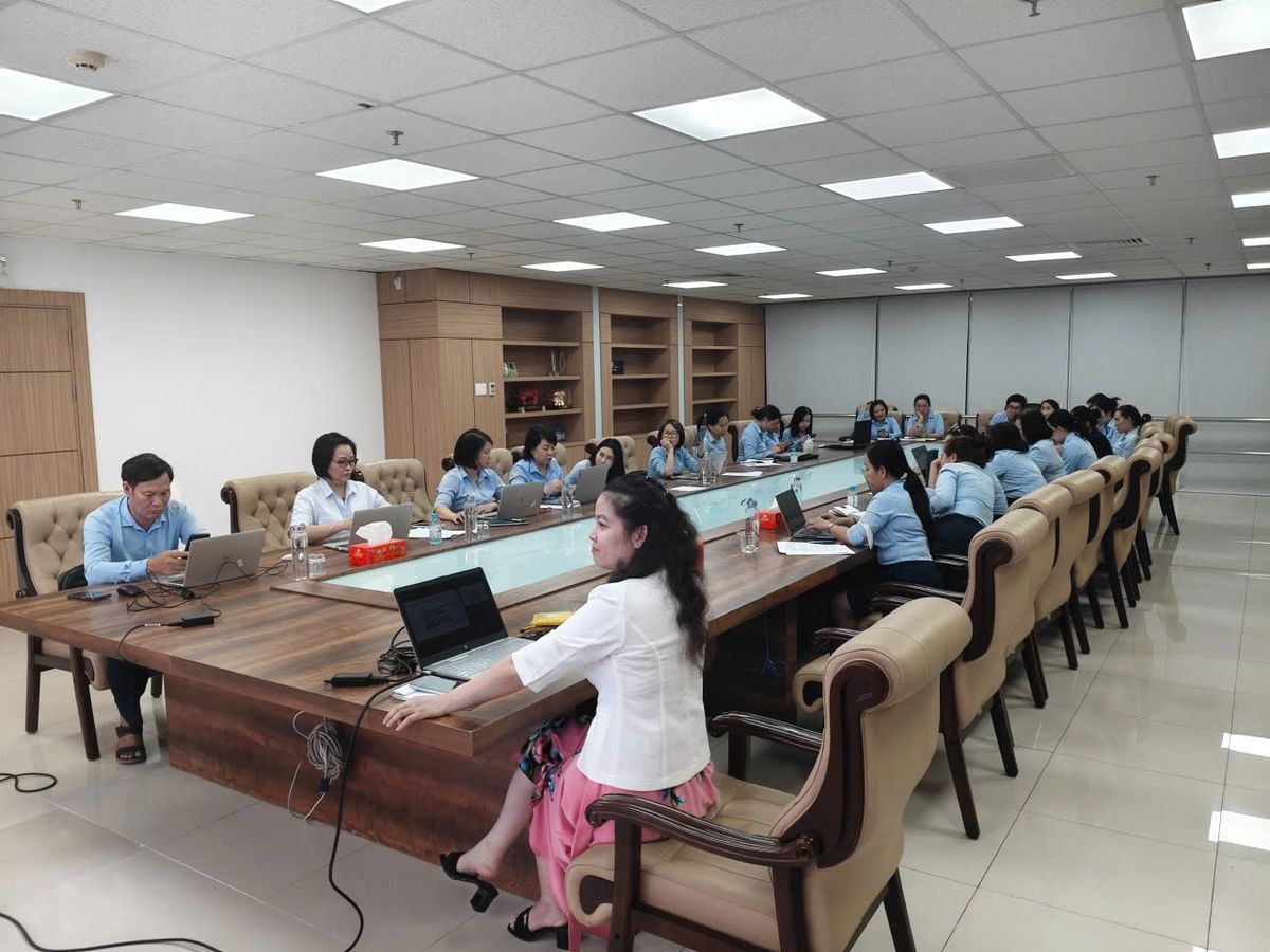 Đội ngũ VietinBank thực hành công cụ AI trên laptop tại lớp học