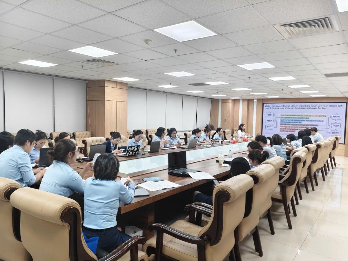 Học viên thực hành viết Prompt soạn email chuyên nghiệp trong ngân hàng