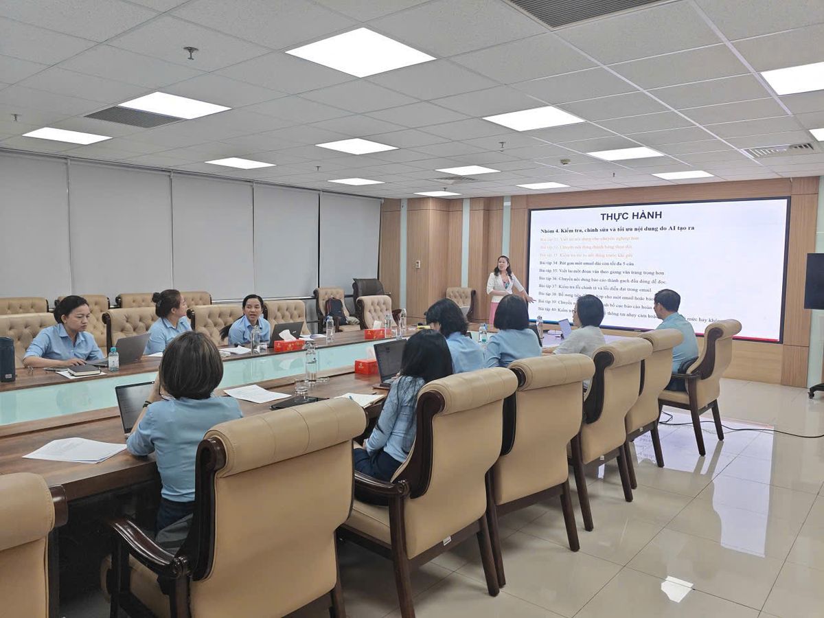 Giảng viên hướng dẫn kiểm tra và tối ưu nội dung do AI tạo ra
