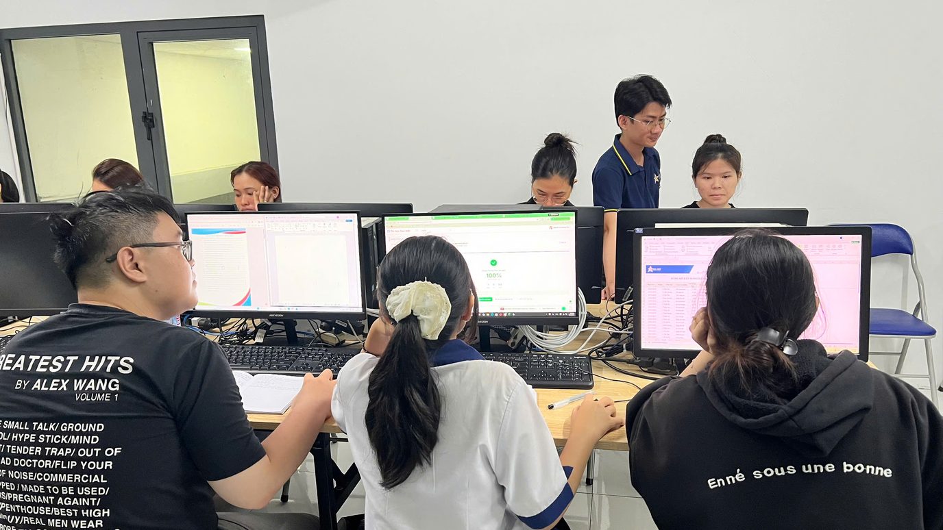 Giảng viên hướng dẫn nhóm học viên tại phòng máy