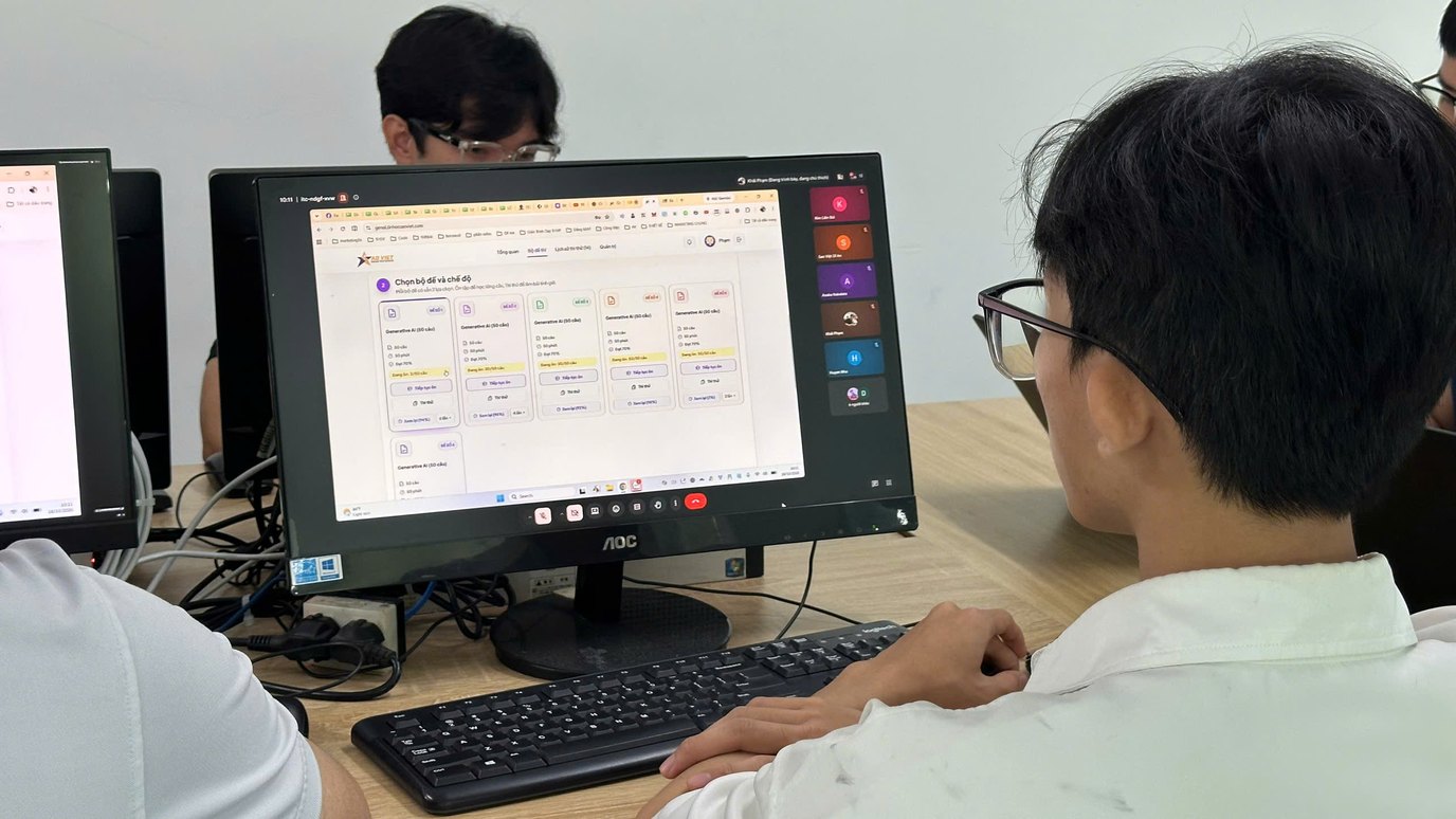 Học viên theo dõi nội dung hiển thị trên màn hình máy tính