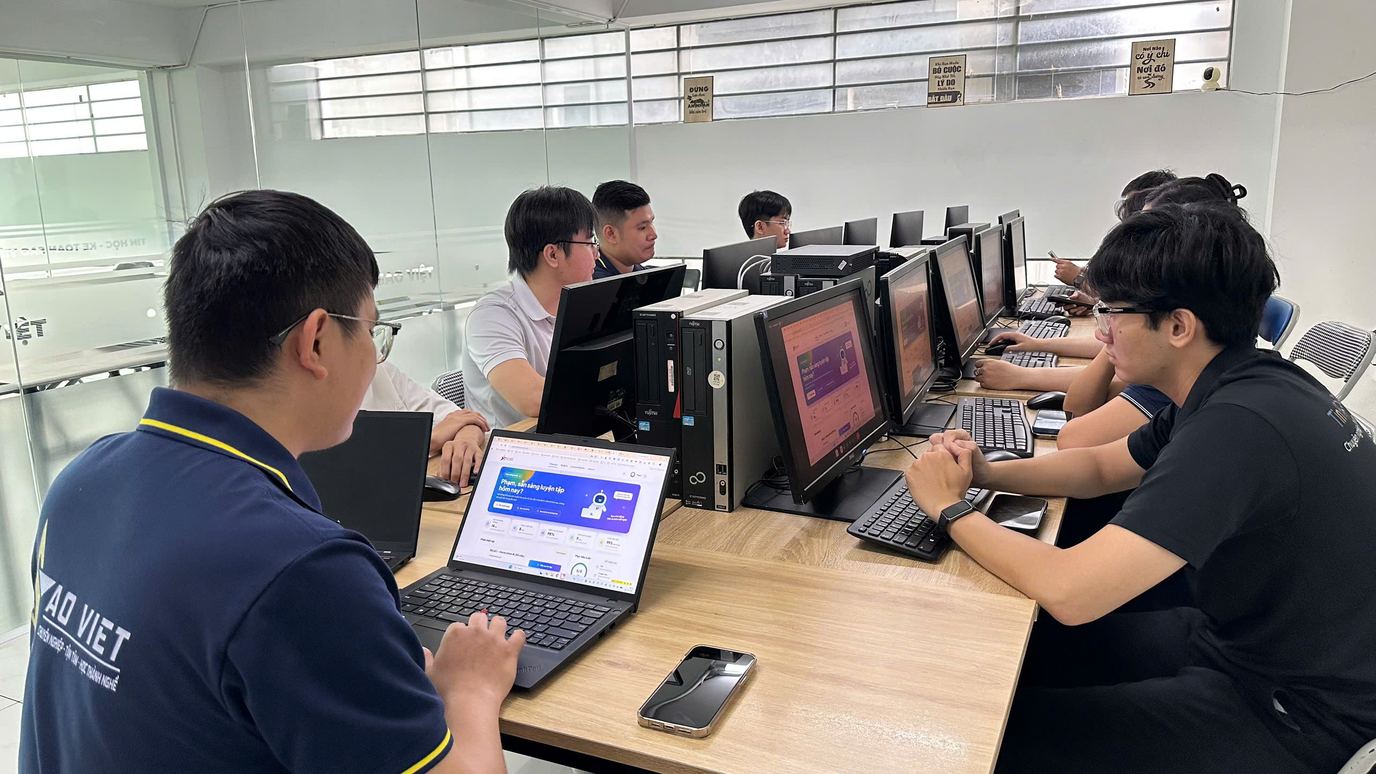 Học viên và giảng viên cùng trao đổi trong không gian lớp học