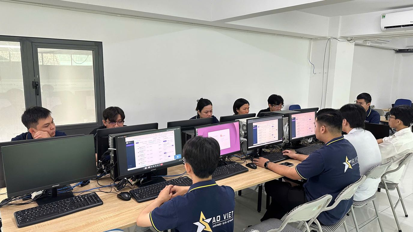 Toàn cảnh học viên và giảng viên tại một phòng học máy tính