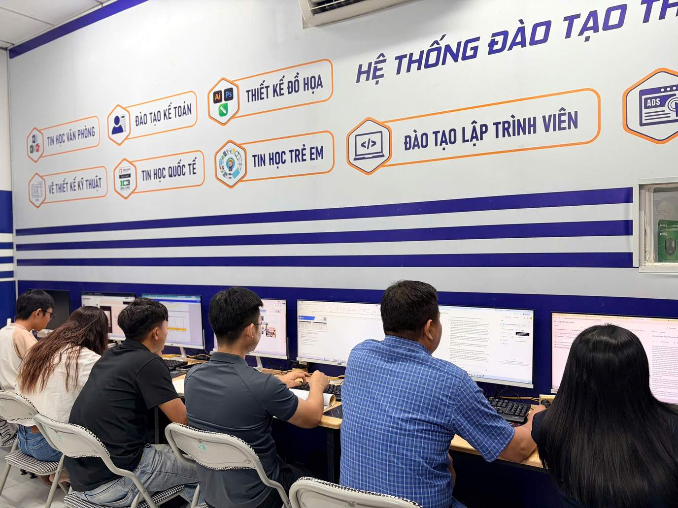 Học viên thực hành trong phòng máy có nhận diện Sao Việt