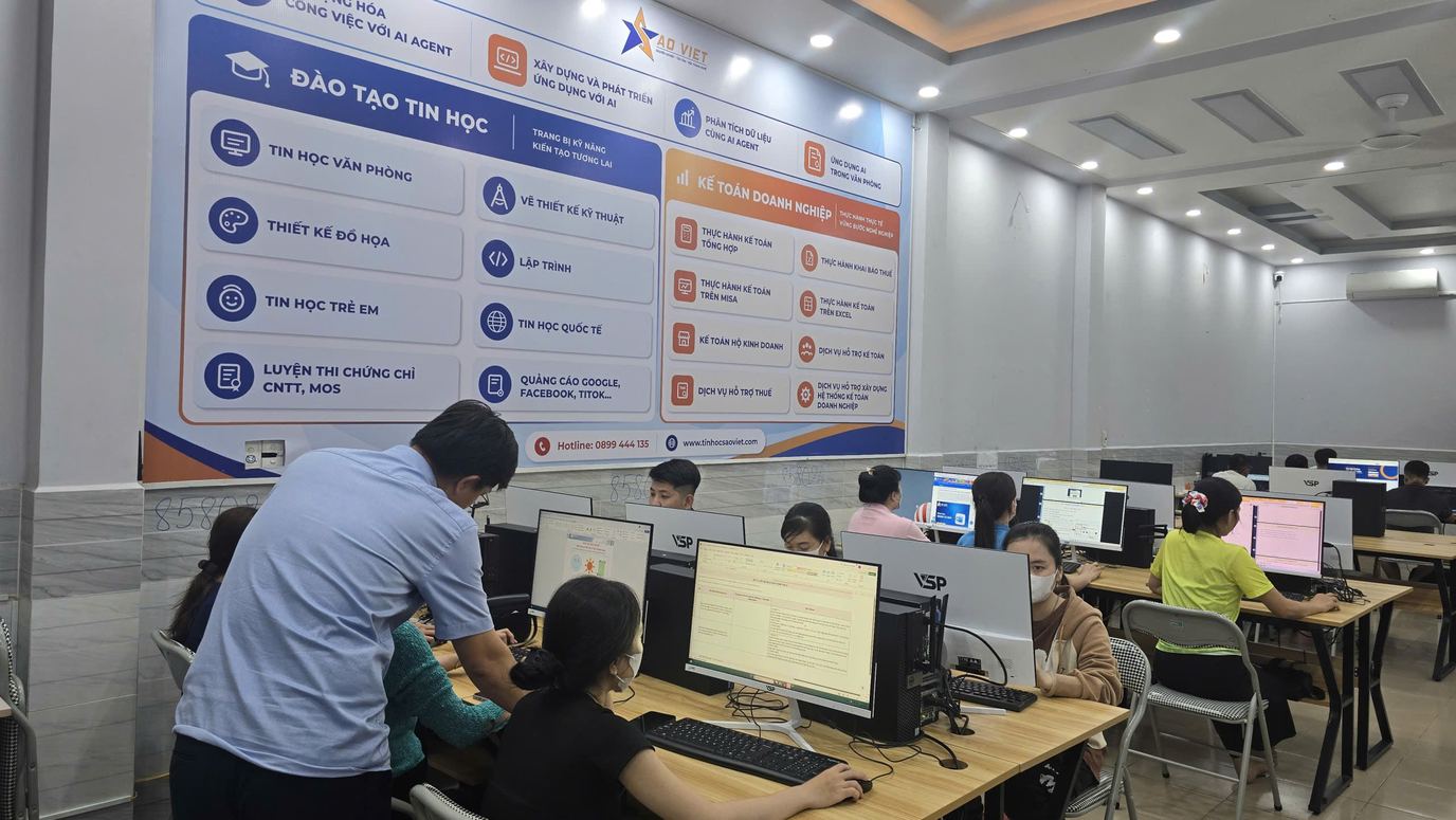 Người hướng dẫn hỗ trợ học viên thao tác trên máy tính